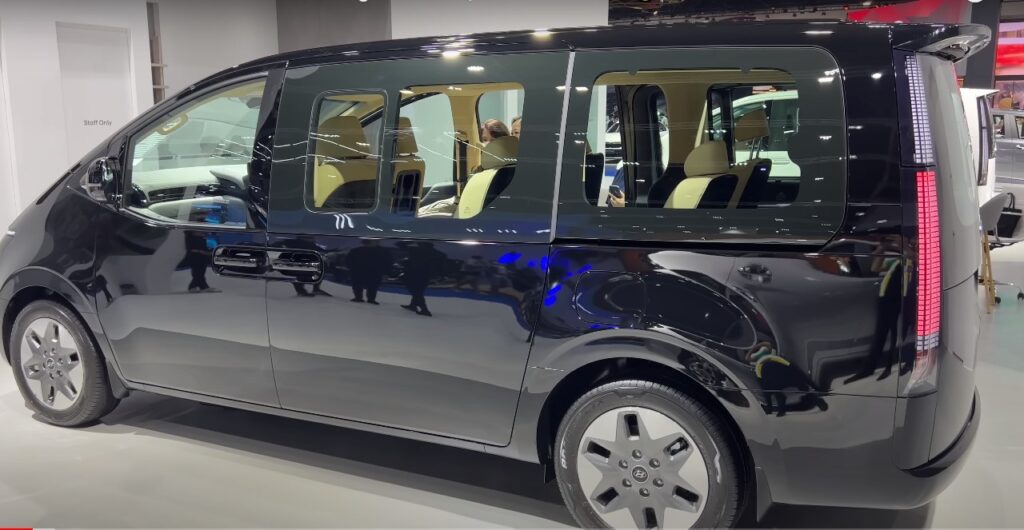 Hyundai Staria Photo